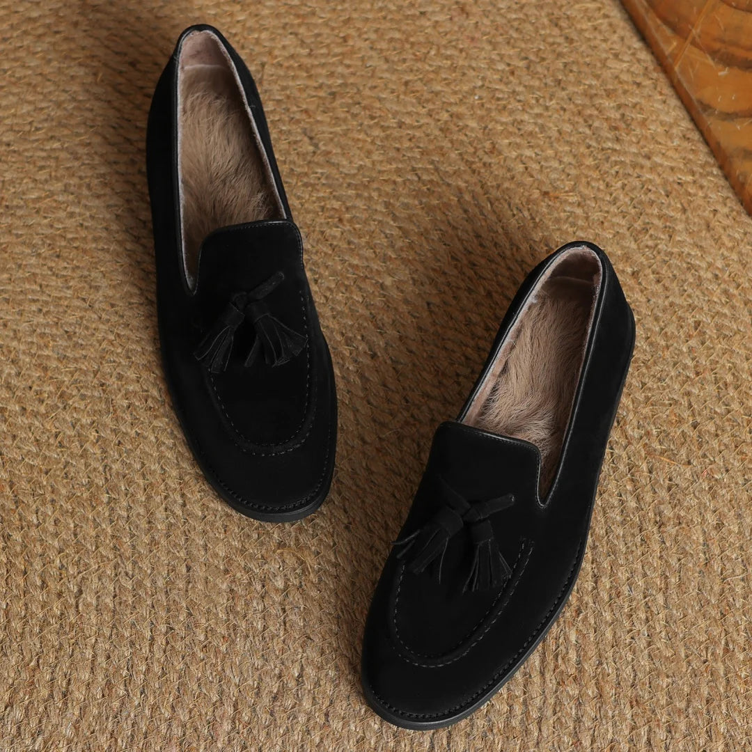 Mocassin fourré femme en daim noir, paire vue de dessus