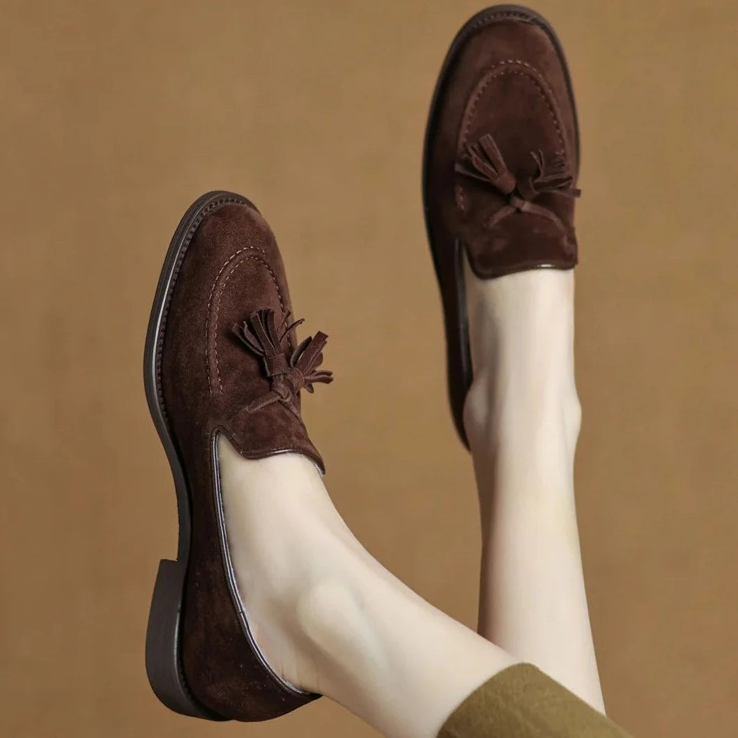 Mocassin marron porté, jambe relevée et fond assorti à la chaussure
