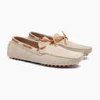 paire de mocassins à lacet coloris beige posée sur fond neutre
