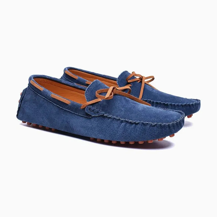 paire de mocassins à lacet coloris bleu posée sur fond clair