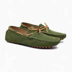 paire de mocassins à lacet coloris vert posée sur fond blanc