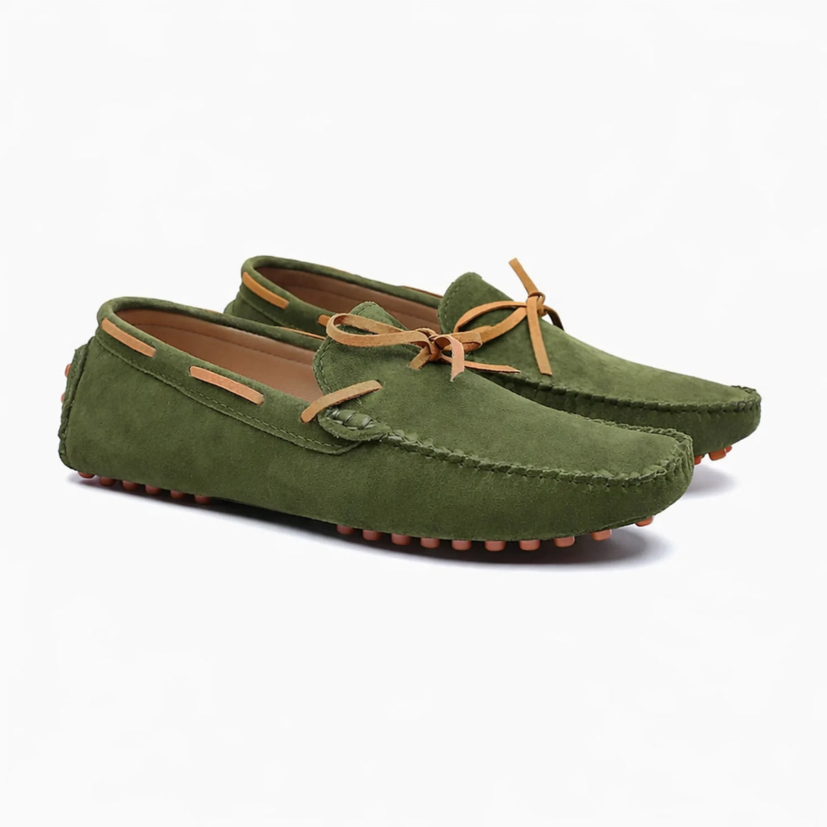 paire de mocassins à lacet coloris vert posée sur fond blanc