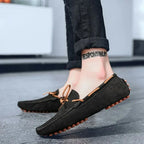vue de profil des mocassins noirs portés, cheville dévoilée