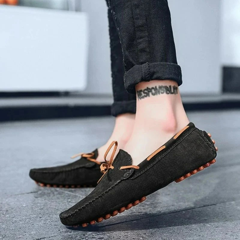 vue de profil des mocassins noirs portés, cheville dévoilée
