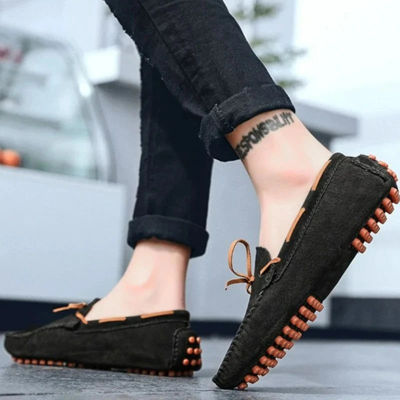 mocassins noirs portés, accent sur la semelle et l’arrière du pied