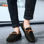 mocassins noirs portés avec un pantalon noir coupé à la cheville