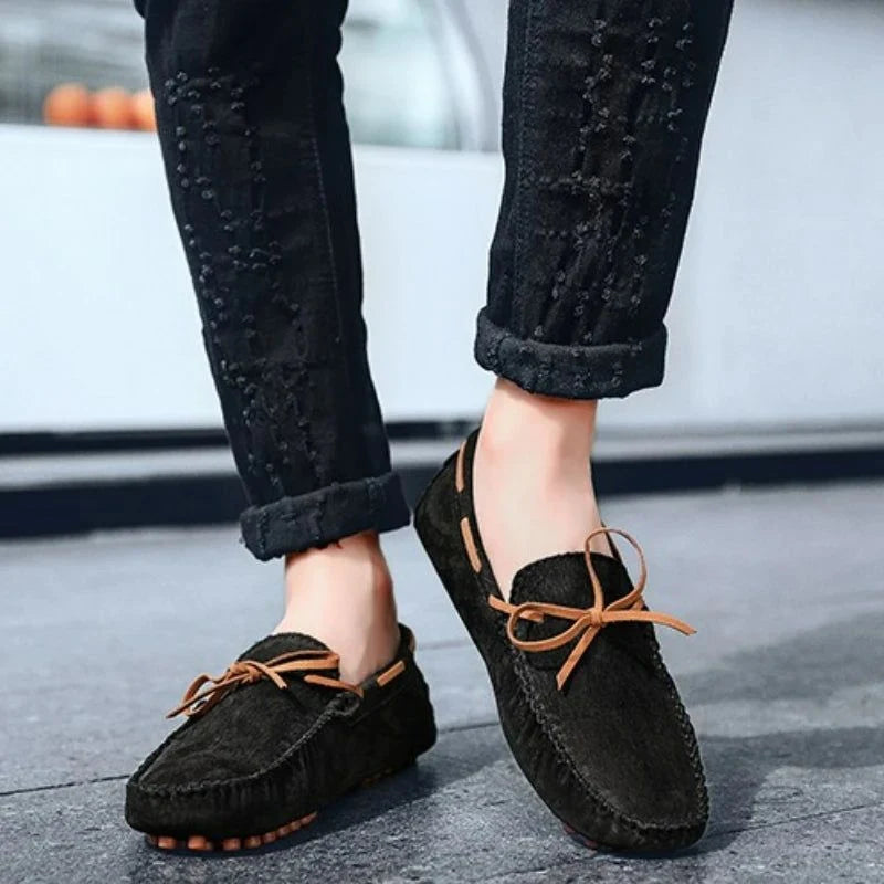 mocassins noirs portés avec un pantalon noir coupé à la cheville
