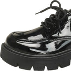 gros plan sur l’avant brillant d’un mocassin noir à lacets