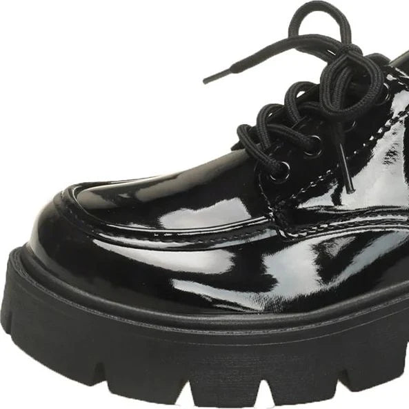 gros plan sur l’avant brillant d’un mocassin noir à lacets