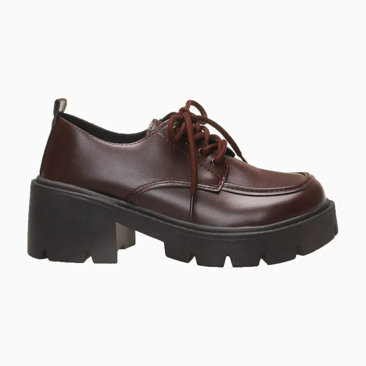 mocassin à lacets plateforme coloris marron foncé posé sur fond clair
