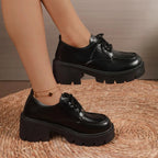 vue de profil des chaussures à plateforme noires portées sur moquette