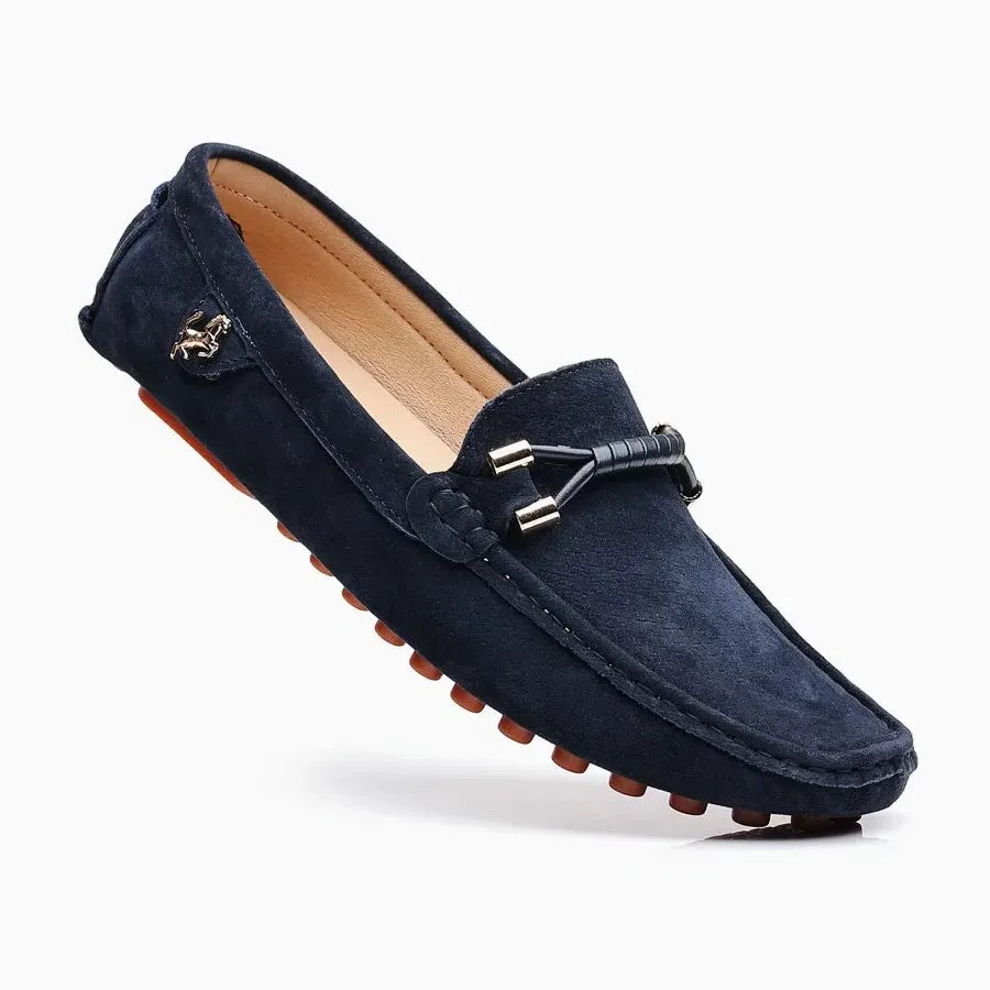 mocassin bleu foncé posé sur fond blanc