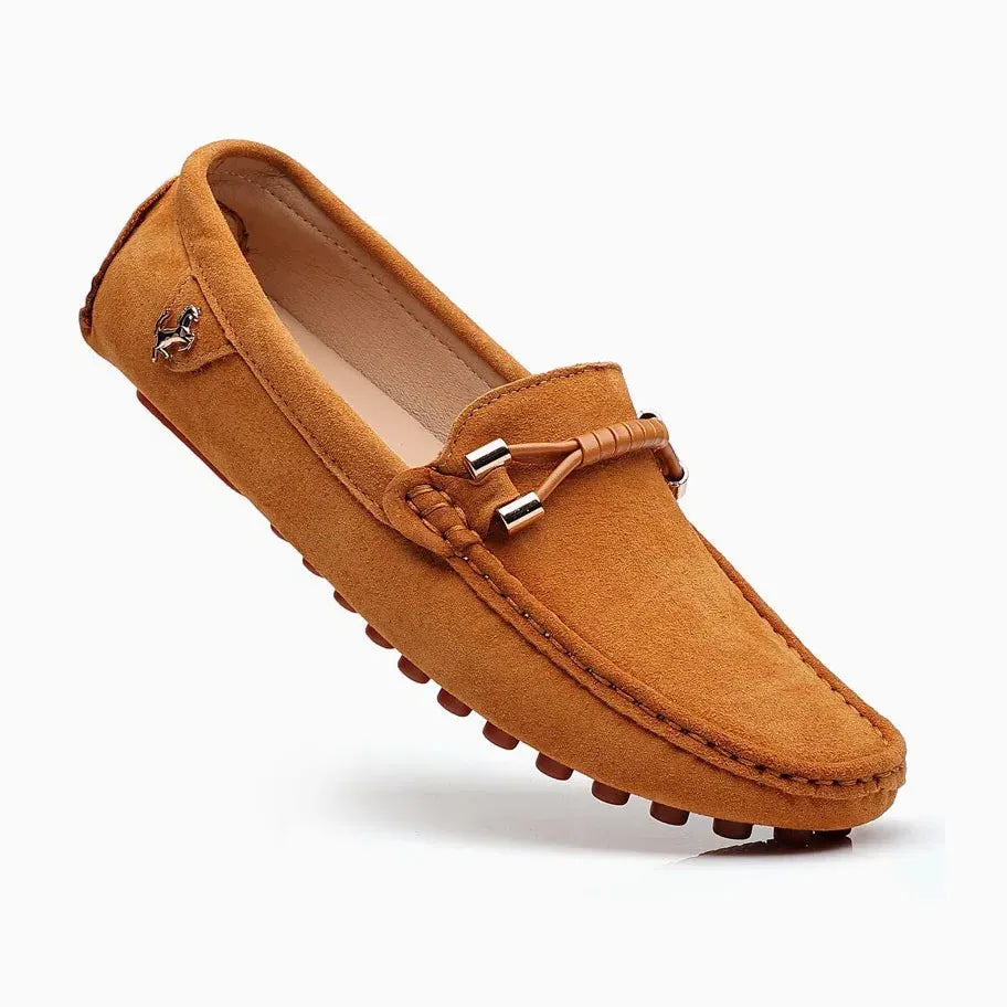 mocassin coloris marron présenté seul sur fond clair