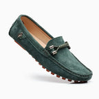 mocassin vert exposé seul sur fond uni