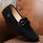 mocassin noir posé sur un fauteuil marron