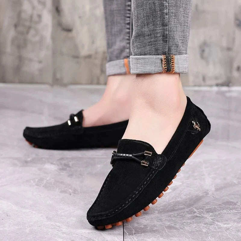 mocassins noirs portés avec un pantalon gris retroussé