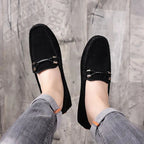 paire de mocassins noirs portés vue du dessus