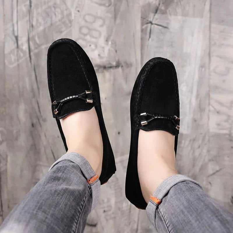 paire de mocassins noirs portés vue du dessus