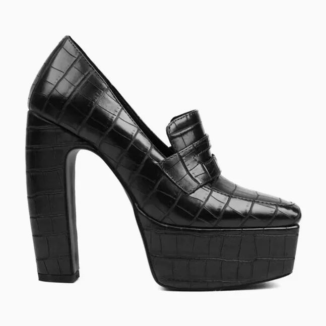 mocassin à talon haut noir à plateforme pris de côté sur fond uni clair