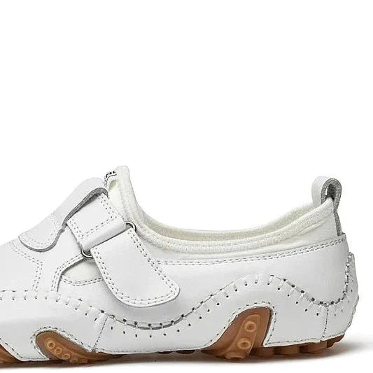 vue latérale droite du mocassin ajouré blanc avec bride
