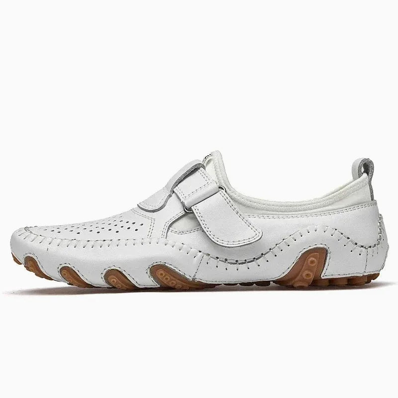 Mocassin ajouré homme à bride coloris blanc, vue de profil