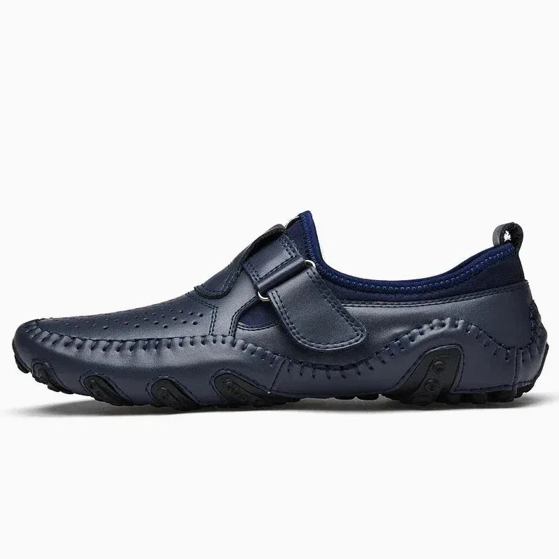 Mocassin ajouré homme à bride coloris bleu, vue de profil