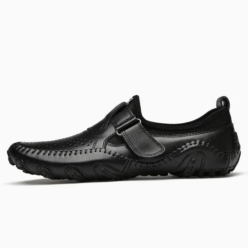 Mocassin ajouré homme à bride coloris noir, vue de profil