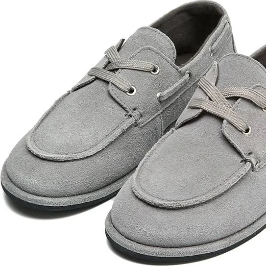 vue rapprochée du devant des mocassins coloris gris