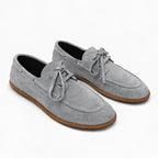 paire de mocassins gris seule vue de trois quarts