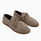 paire de mocassins taupe seule vue de trois quarts
