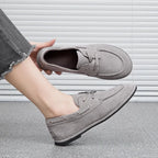 gros plan sur un pied chaussé du modèle taupe