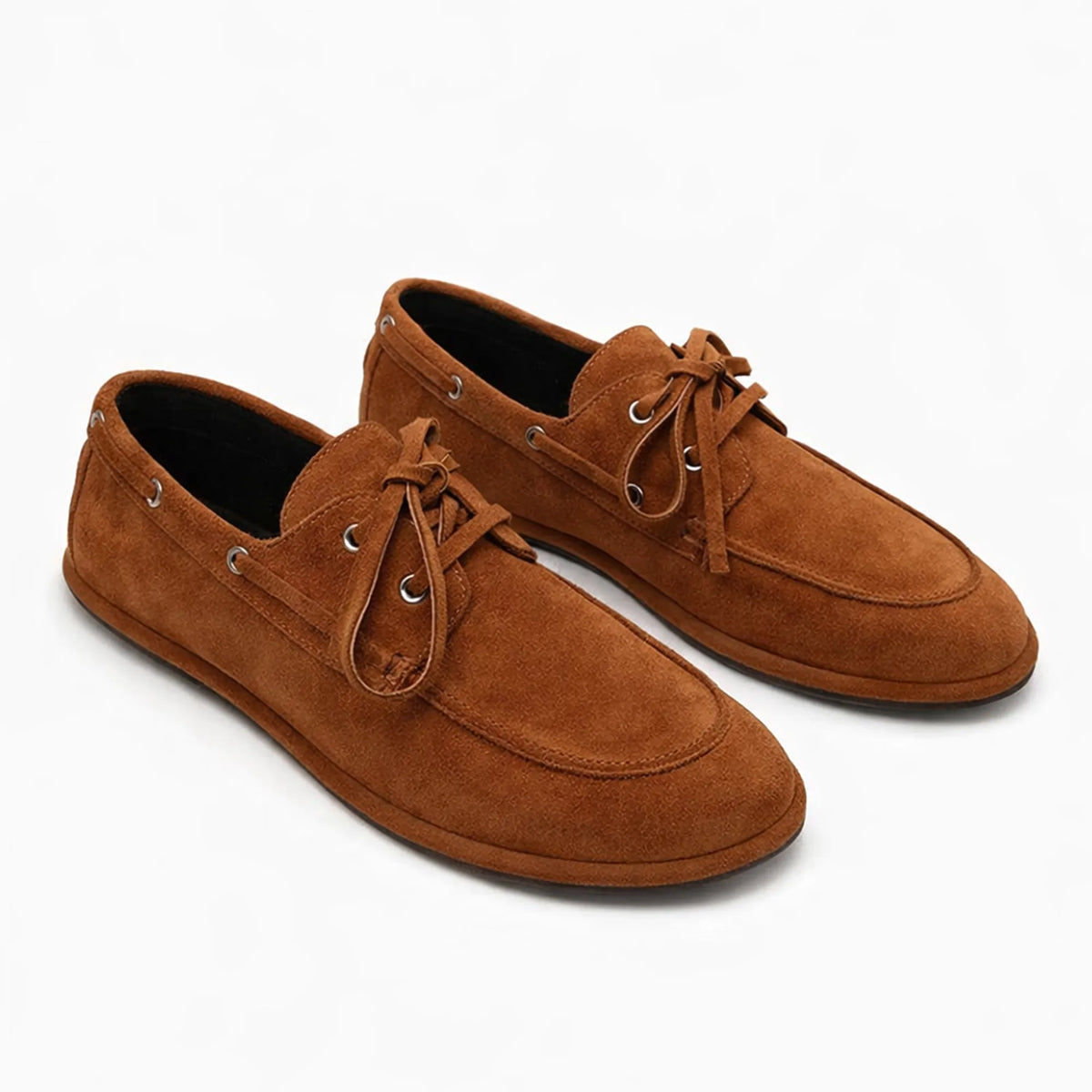 paire de mocassins bateau femme camel sur fond blanc