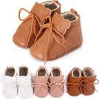 les trois coloris de petites bottines nouées alignés devant une paire marron portée