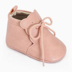 paire de bottines bébé rose clair avec languette décorative en forme d’ourson