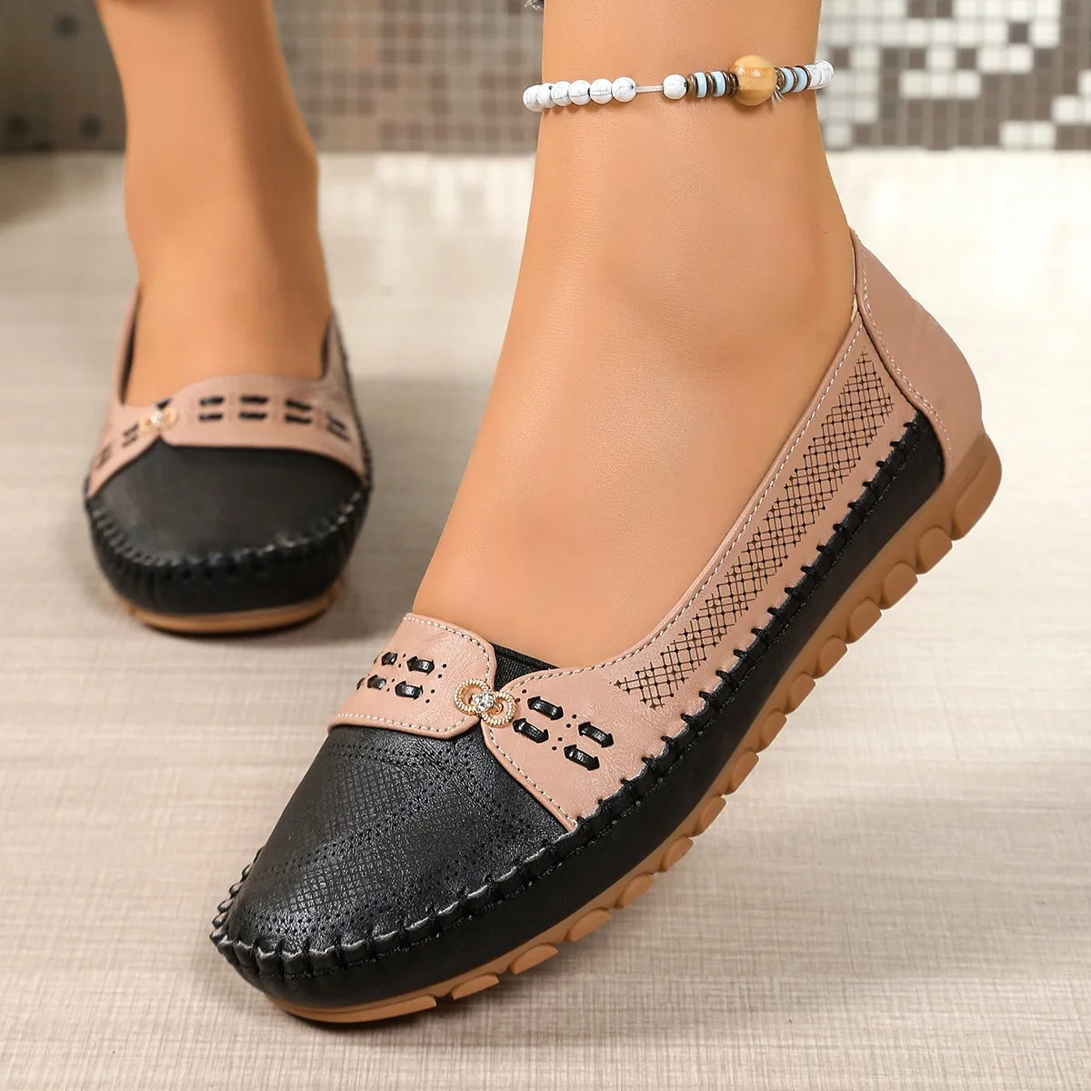 mocassin bicolore femme noir et rose porté, vue de trois quarts