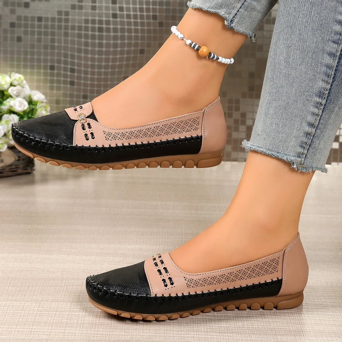 paire de mocassins bicolores noir et rose portée, vue de profil