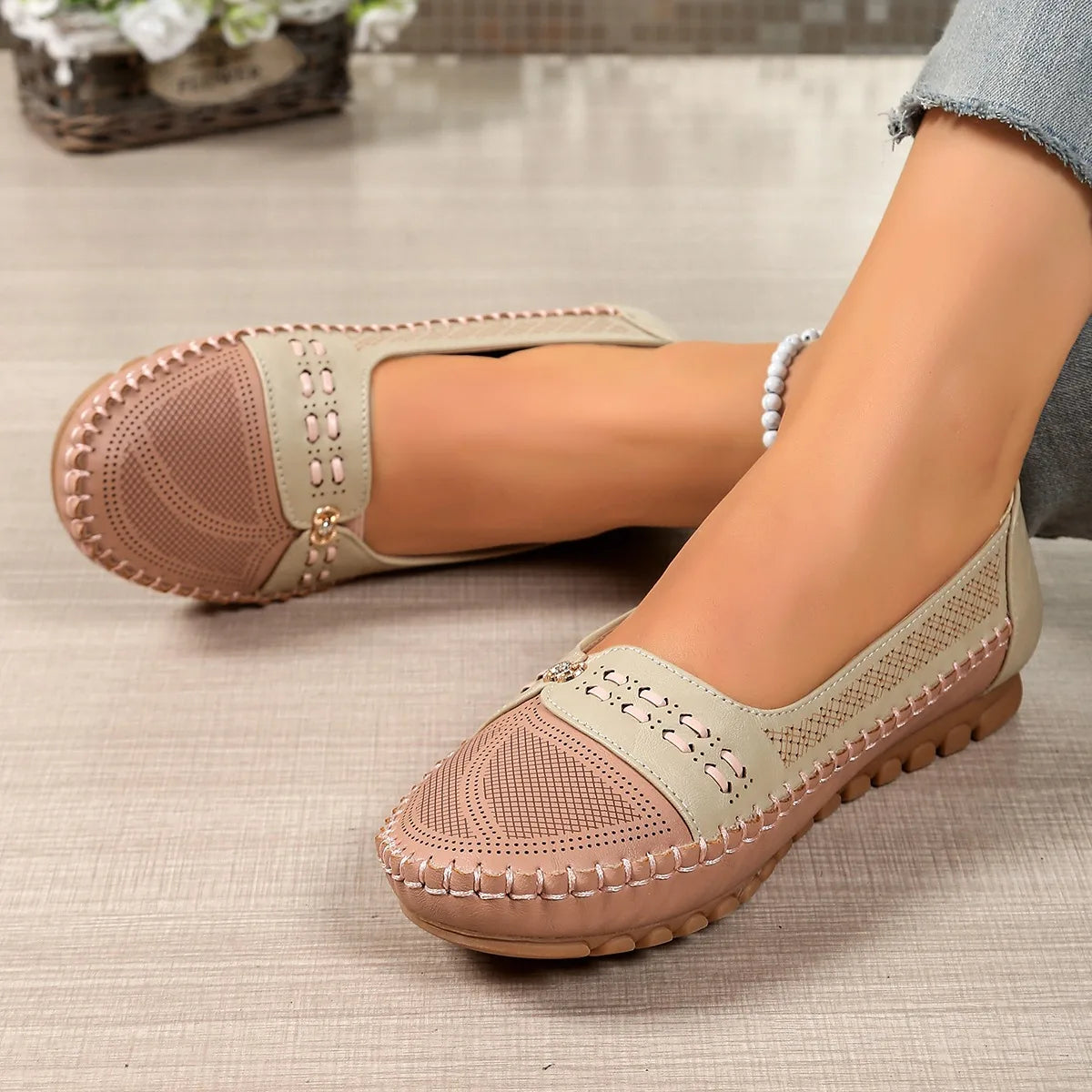 mocassins bicolores rose et crème portés, bout perforé