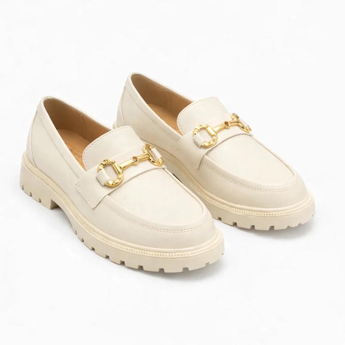 Le mocassin avec boucle dorée présenté en coloris blanc cassé sur fond uni