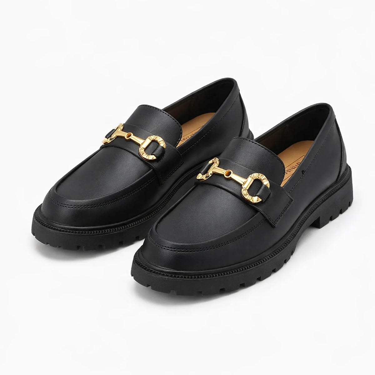 Mocassin boucle femme noir vu de trois quarts sur fond blanc
