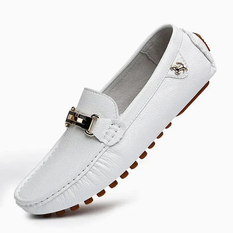 Mocassin boucle homme en similicuir coloris blanc, vue de trois quarts