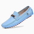 Mocassin boucle homme en similicuir coloris bleu ciel, vue de trois quarts