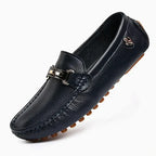 Mocassin boucle homme en similicuir coloris bleu marine, vue de trois quarts