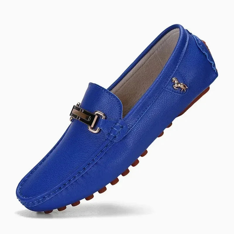 Mocassin boucle homme en similicuir coloris bleu saphir, vue de trois quarts