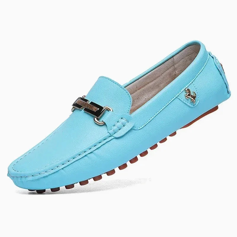 Mocassin boucle homme en similicuir coloris bleu, vue de trois quarts