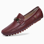 Mocassin boucle homme en similicuir coloris bordeaux, vue de trois quarts