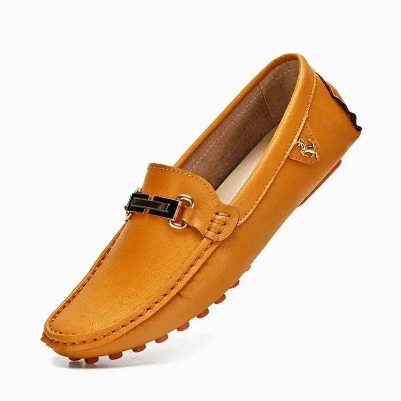 Mocassin boucle homme en similicuir coloris marron, vue de trois quarts