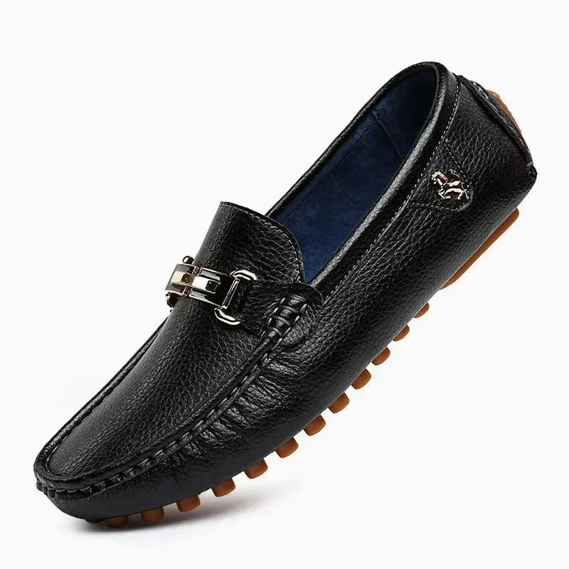 Mocassin boucle homme en similicuir coloris noir, vue de trois quarts