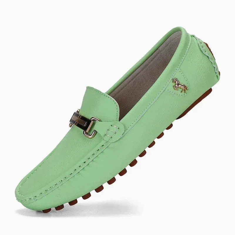 Mocassin boucle homme en similicuir coloris vert, vue de trois quarts