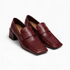 Mocassins à talon carré en coloris bordeaux posés sur fond uni