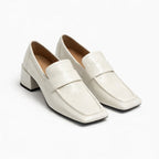 Paire de mocassins à talon épais en coloris crème sur fond blanc